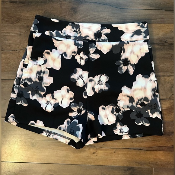 Express Floral Shorts Women’s Size 4 – Black White Blush Pink Print - Picture 2 of 9